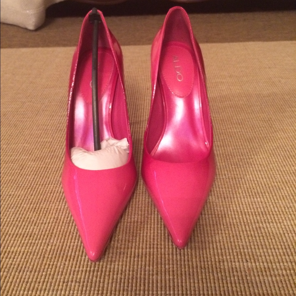 Barbiecore patent leather pointy toe court pumps